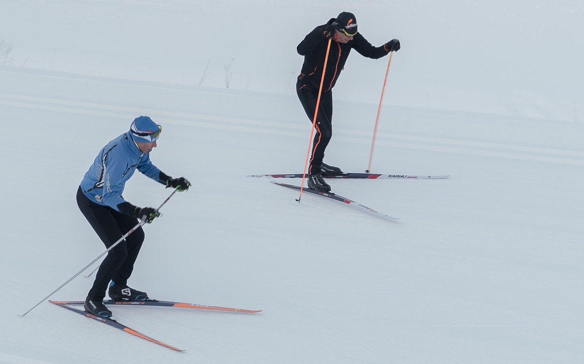 Kaksi hiihtäjää hiihtämässä.