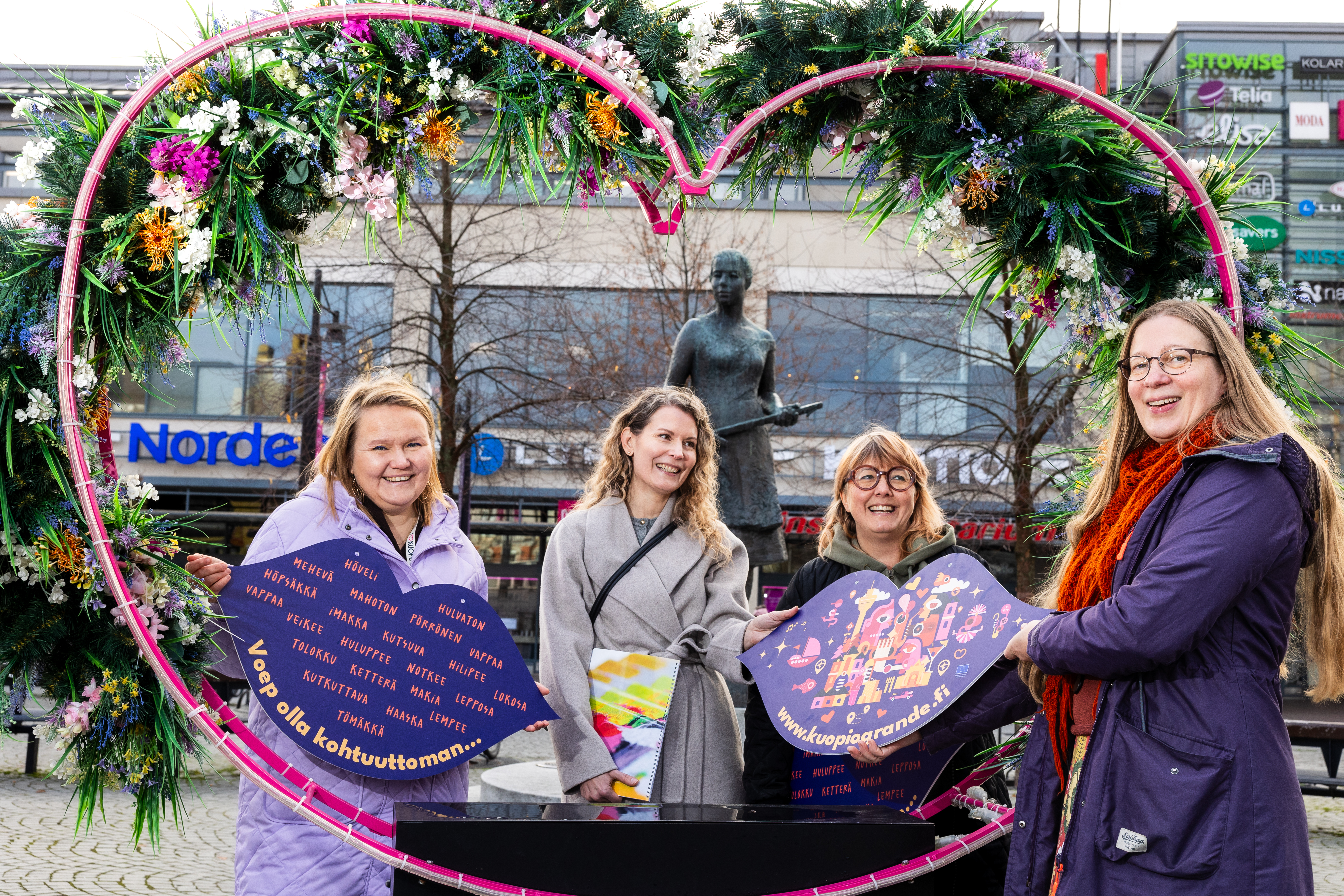 Kuopion Keskus ry:n viestintä ja yhteistyövastaava Kirsi Koponen (vas.), toiminnanjohtaja Tilla Martikainen ja projektipäällikkö Mervi Narinen iloitsevat onnistuneesta Kuopio Grande -tapahtumasta. Tyytyväinen yhteistuotantomallilla toteutettuun tapahtumaan on myös yhdistyksen hanketta rahoittavan ELYn johtava yritysasiantuntija Tiina Arpola.