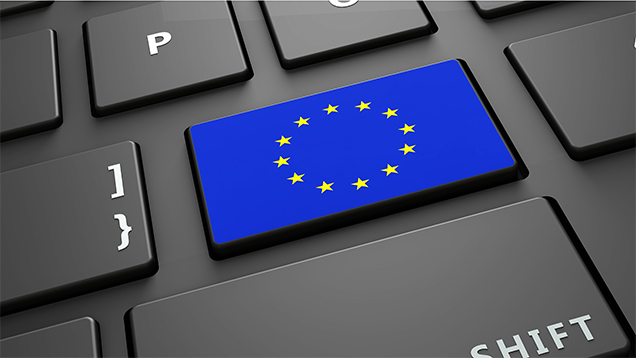 Kuva tietokoneen näppäimistöstä, jossa yhdessä näppäimessä on EU-lippu.