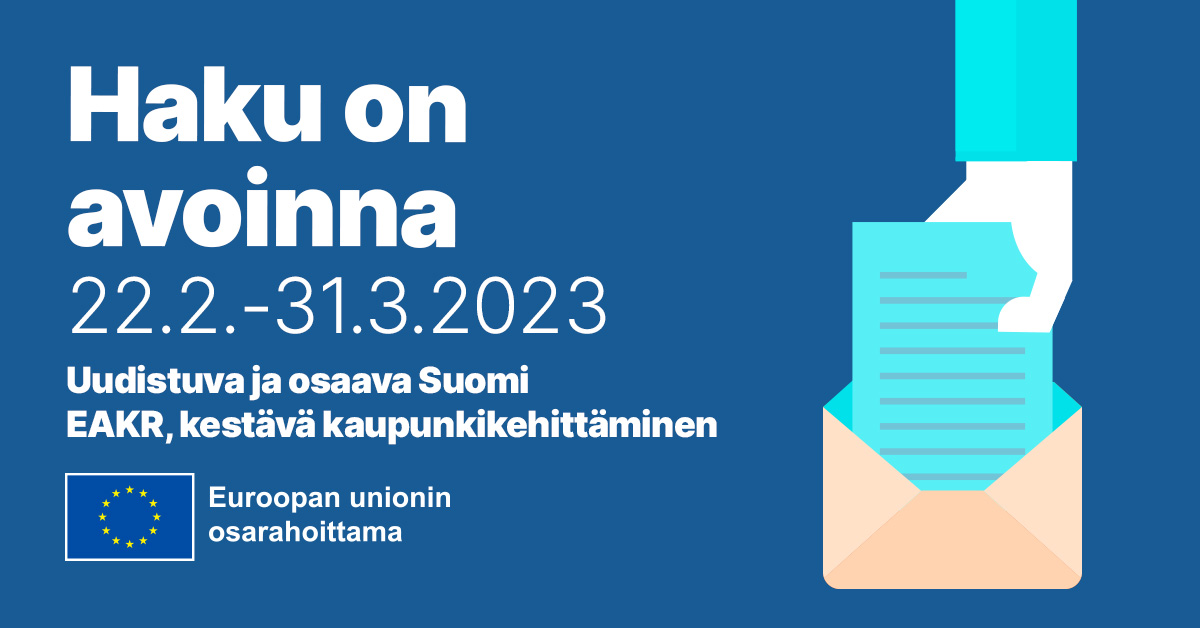 Sinisellä pohjalla piirretty kuva, jossa käsi laittaa kirjettä kuoreen. Kuvan vasemmalla puolella on tekstit 