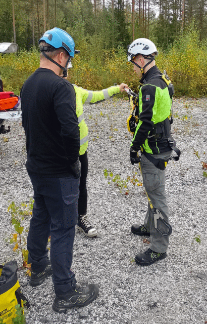 Turvavaljaiden tarkastusta.