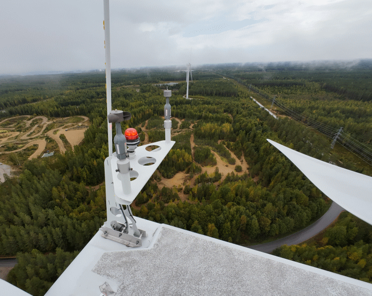 Tuuliturbiinin päällä on antureita.