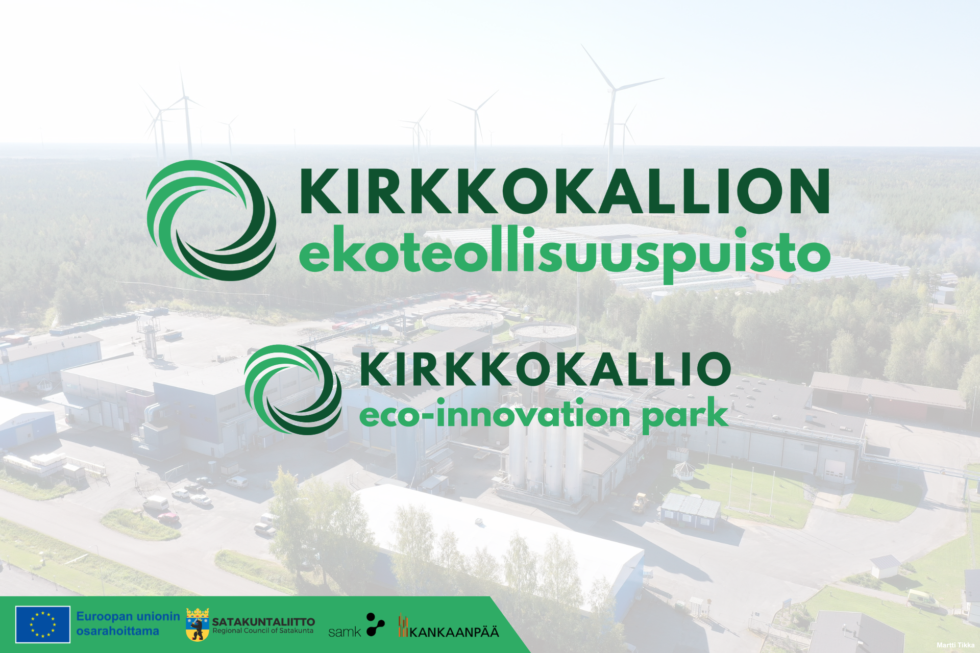 Kirkkokallion ekoteollisuuspuisto, Kirkkokallio eco-innovation park, taustakuvana tuulivoimapuisto, EU-lippulogo Euroopan unionin osarahoittama, Satakuntaliiton, SAMKin ja Kankaanpään logot.