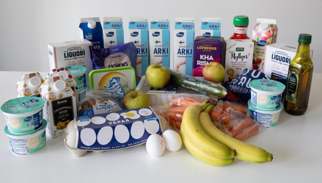 Ruokaostoksia n. 20 kilon edestä - maitopurkkeja, banaaneja, kurkkua, kananmunia, maitorahkaa, ketsuppia, kahvia, omenoita jne.