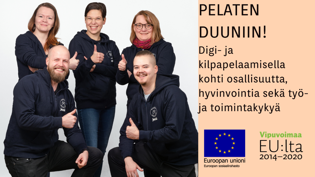 Kuvassa viisi iloista projektityöntekijää peukuttaa nauraen, teksi: Pelaten duuniin! Digi- ja kilpaipelaamisella kohti osallistuutta, hyvinvointia sekä työ- ja toimintakykykyä, sekä Euroopan unionin lippulogo ja Vipuvoimaa EU:lta 2014 - 2020 -logo