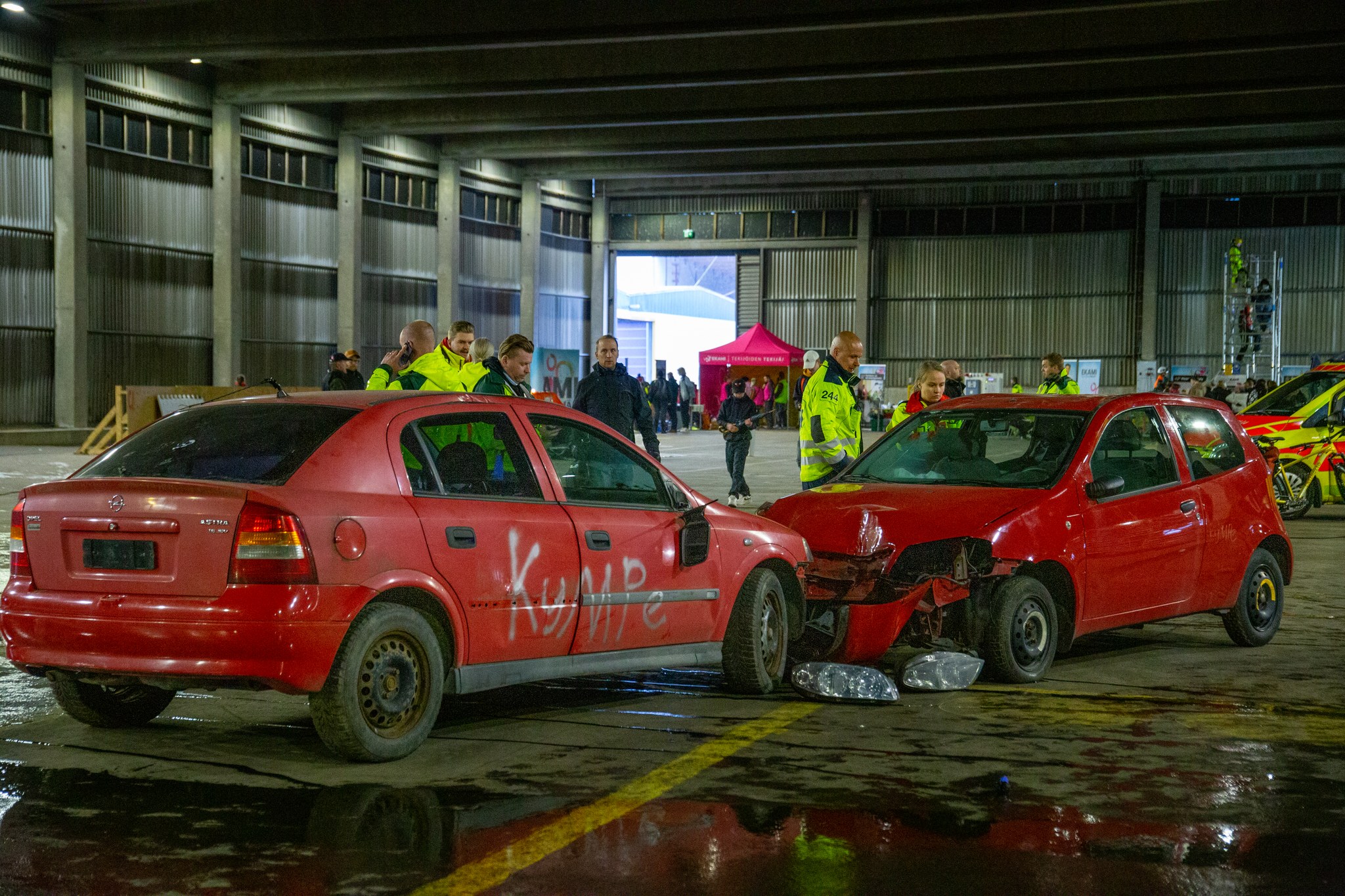 Kuva turvallisuusharjoituksesta, autojen törmäys