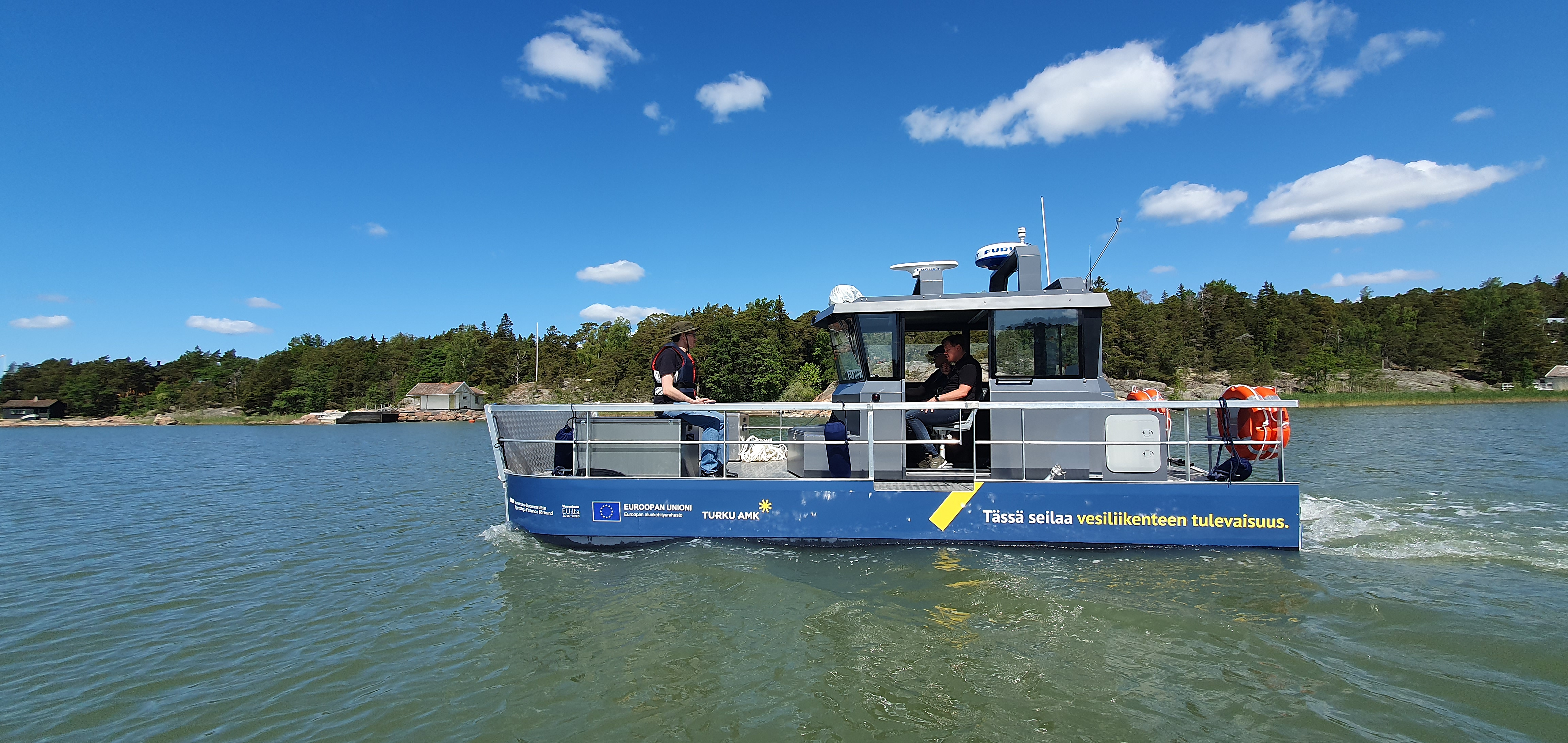 Testivene merellä aurinkoisena kesäpäivänä