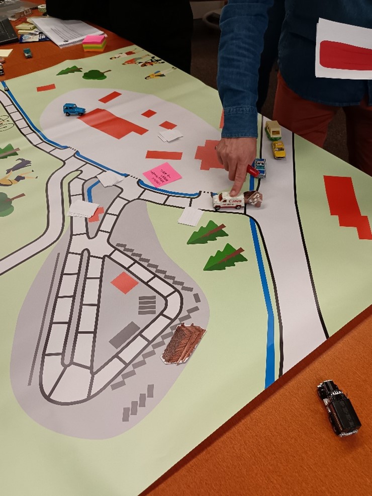 Kierrätyskeskuksen alue karttakuvana isolla paperilla.