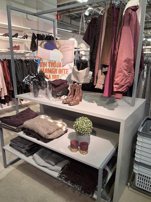 Takkeja ja kenkiä esillä kierrätysmyymälässä.