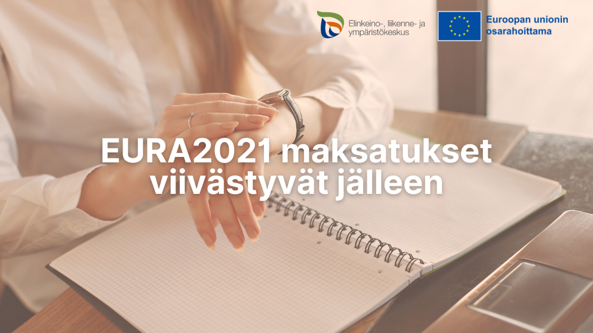 EURA2021 maksatukset viivästyvät jälleen, EU-lippu tekstillä Euroopan unionin osarahoittama, ELY-keskuksen logo sekä taustakuva, jossa henkilö katsoo rannekelloa.