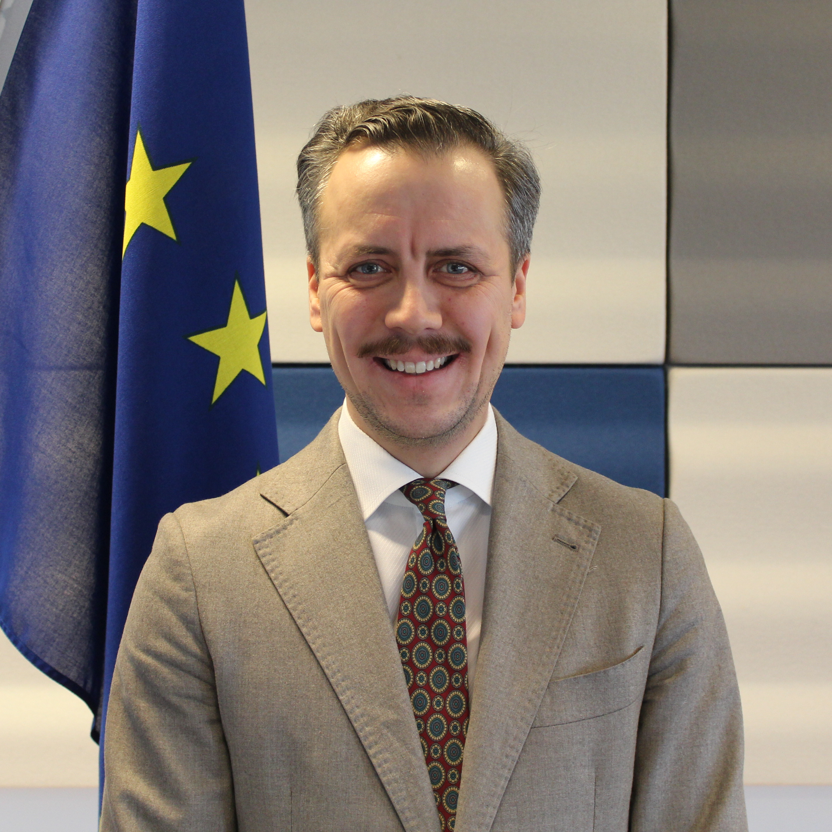Kuvassa Ilari Havukainen. Kuvan reunassa näkyy EU-lippu.