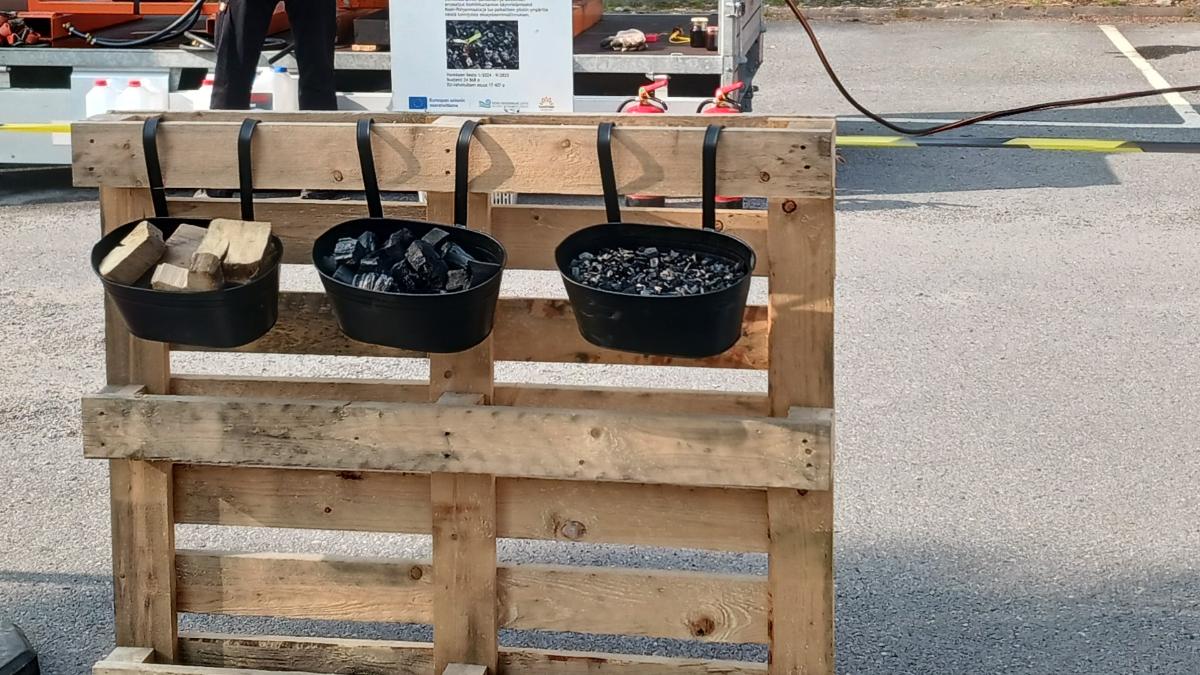 Erityyppistä poltettua hiiltä vasuissa